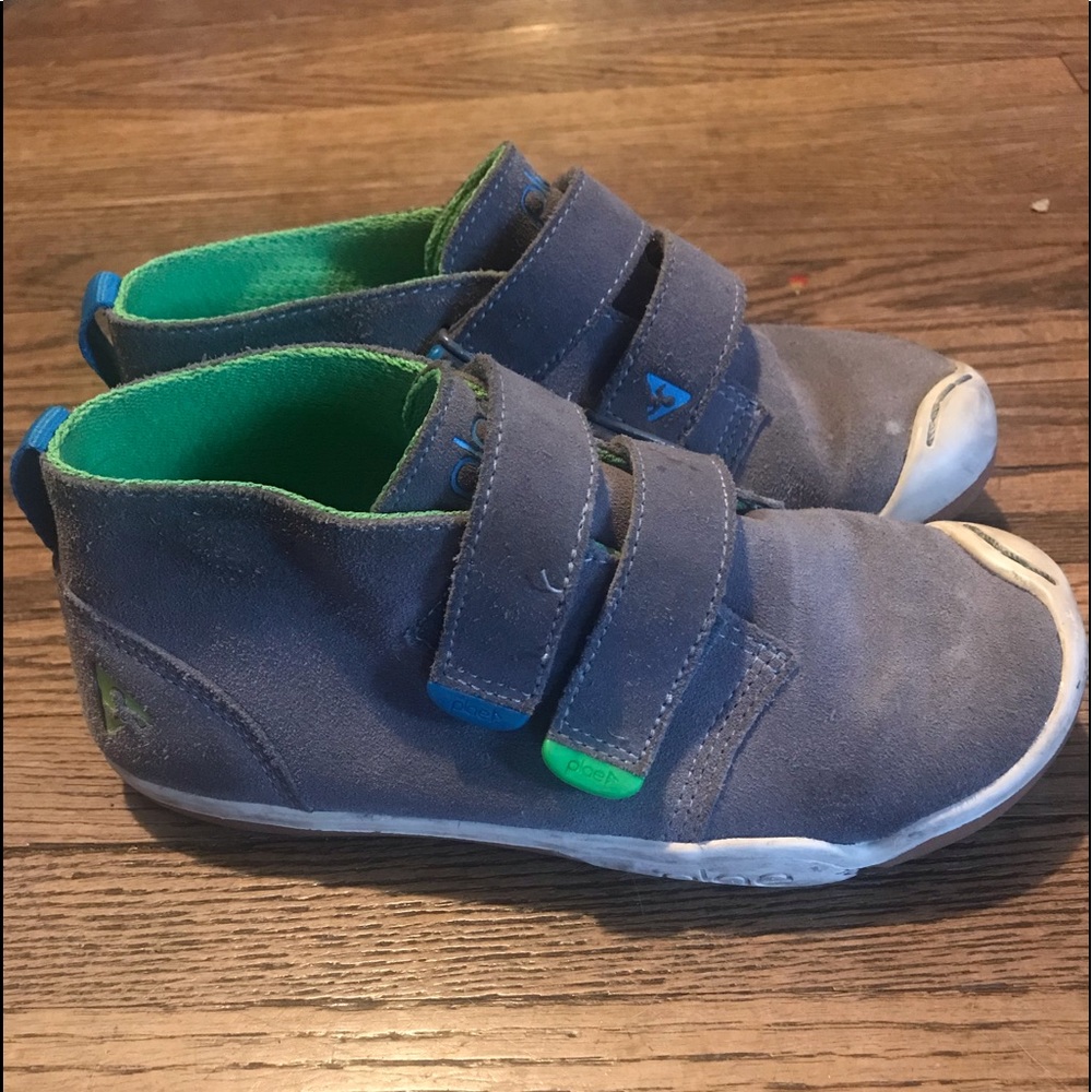 Kids size 13.5 grey Plae shoes